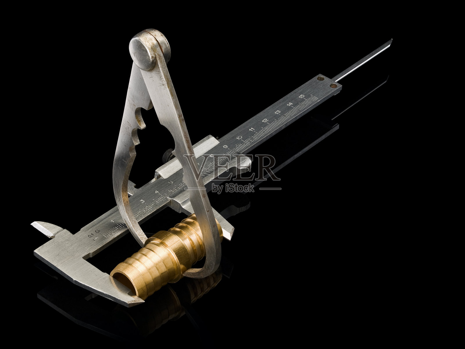 用两个卡尺测量铜插头的尺寸照片摄影图片