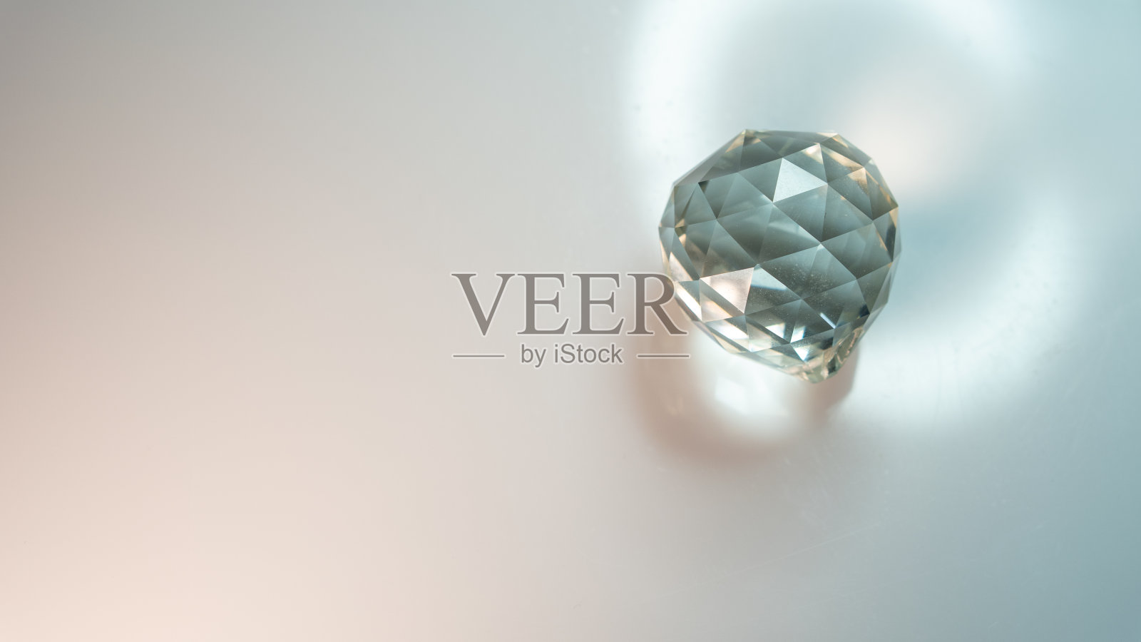 白色背景上的大晶体与光折射抽象。有足够的空间来放置铭文或标志。照片摄影图片