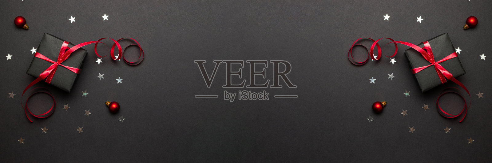 黑色背景上的圣诞礼物和装饰品照片摄影图片