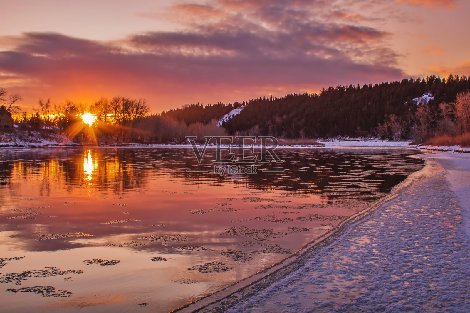 弓河上的七彩日出照片摄影图片
