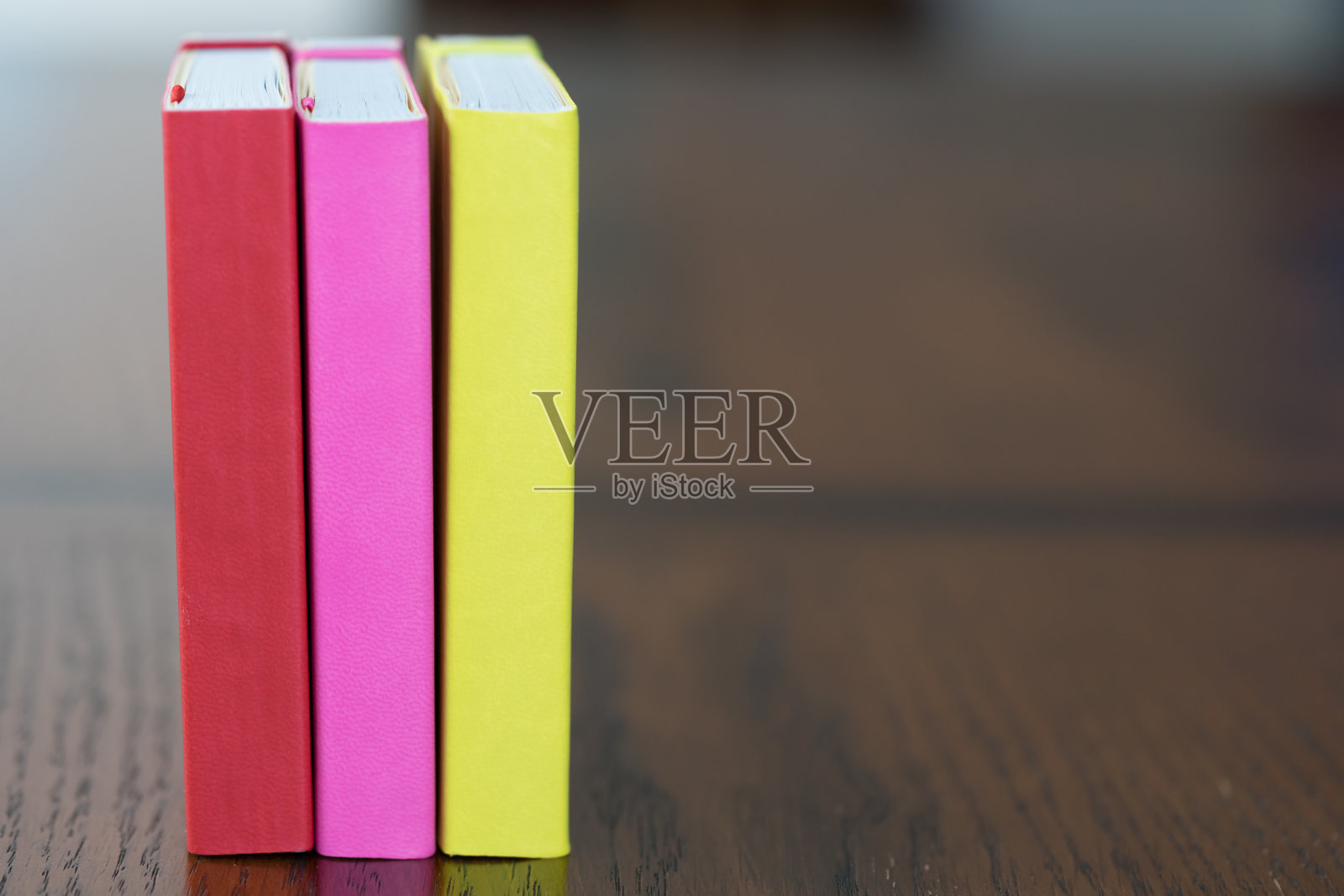 粉色,红色和黄色的笔记本照片摄影图片
