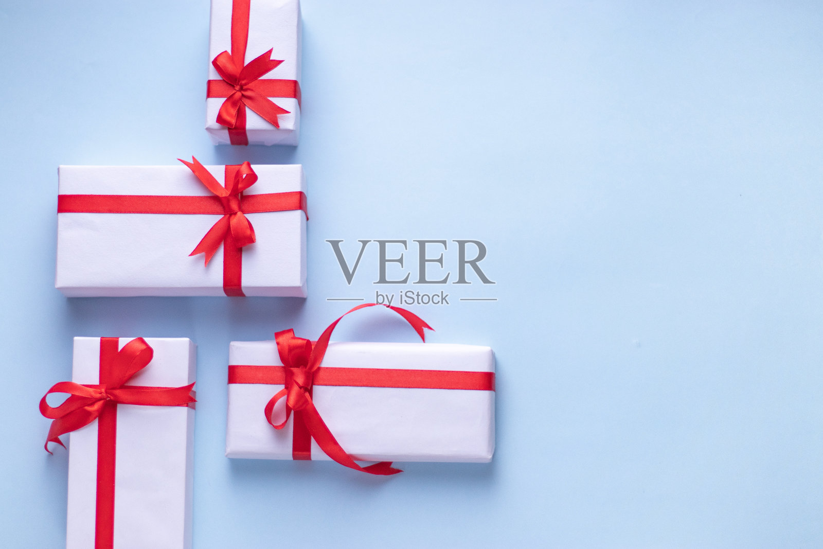 白色礼盒与红丝带,浅色背景平铺库存形象照片摄影图片