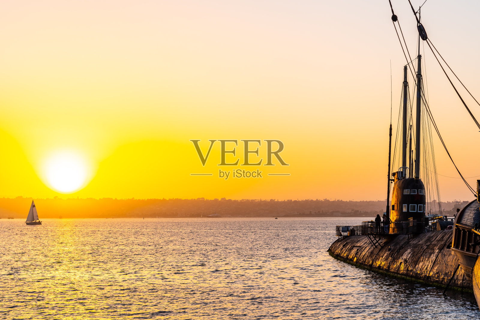 从圣地亚哥市中心的海港海岸,日落/日出照片摄影图片