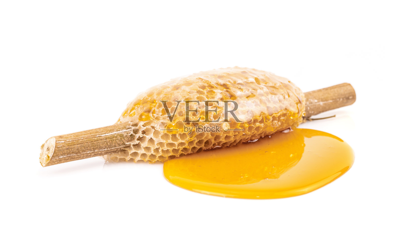 干枝上的蜂房,在白色背景上分离出甜蜂蜜照片摄影图片