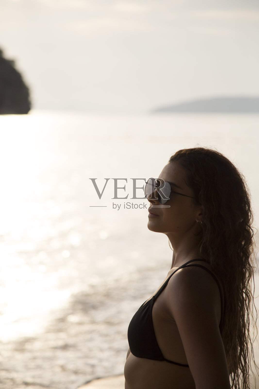 一位身穿比基尼的拉丁女性,在泰国奥南照片摄影图片