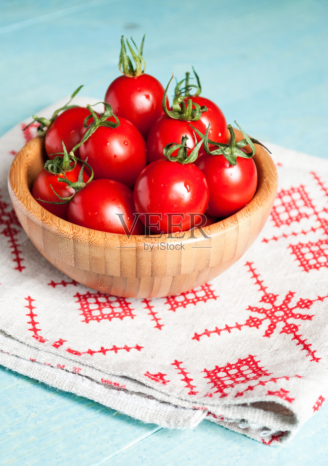 一碗成熟的红色圣女果照片摄影图片