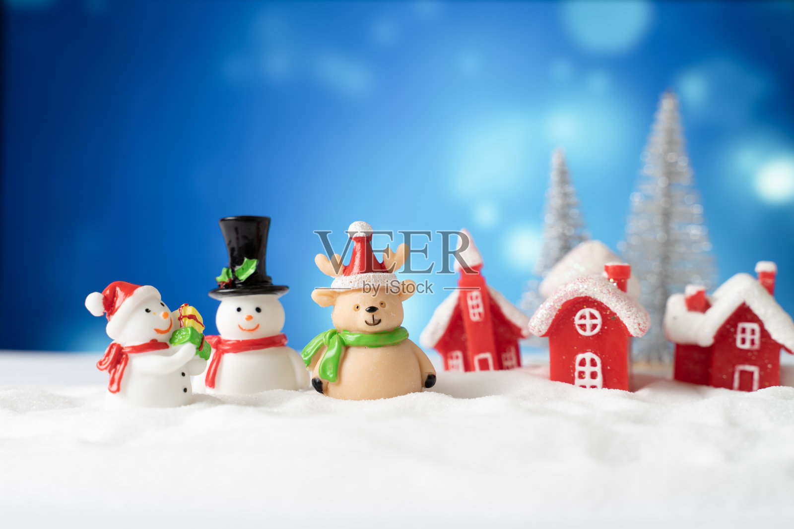 圣诞老人镇以雪为背景照片摄影图片