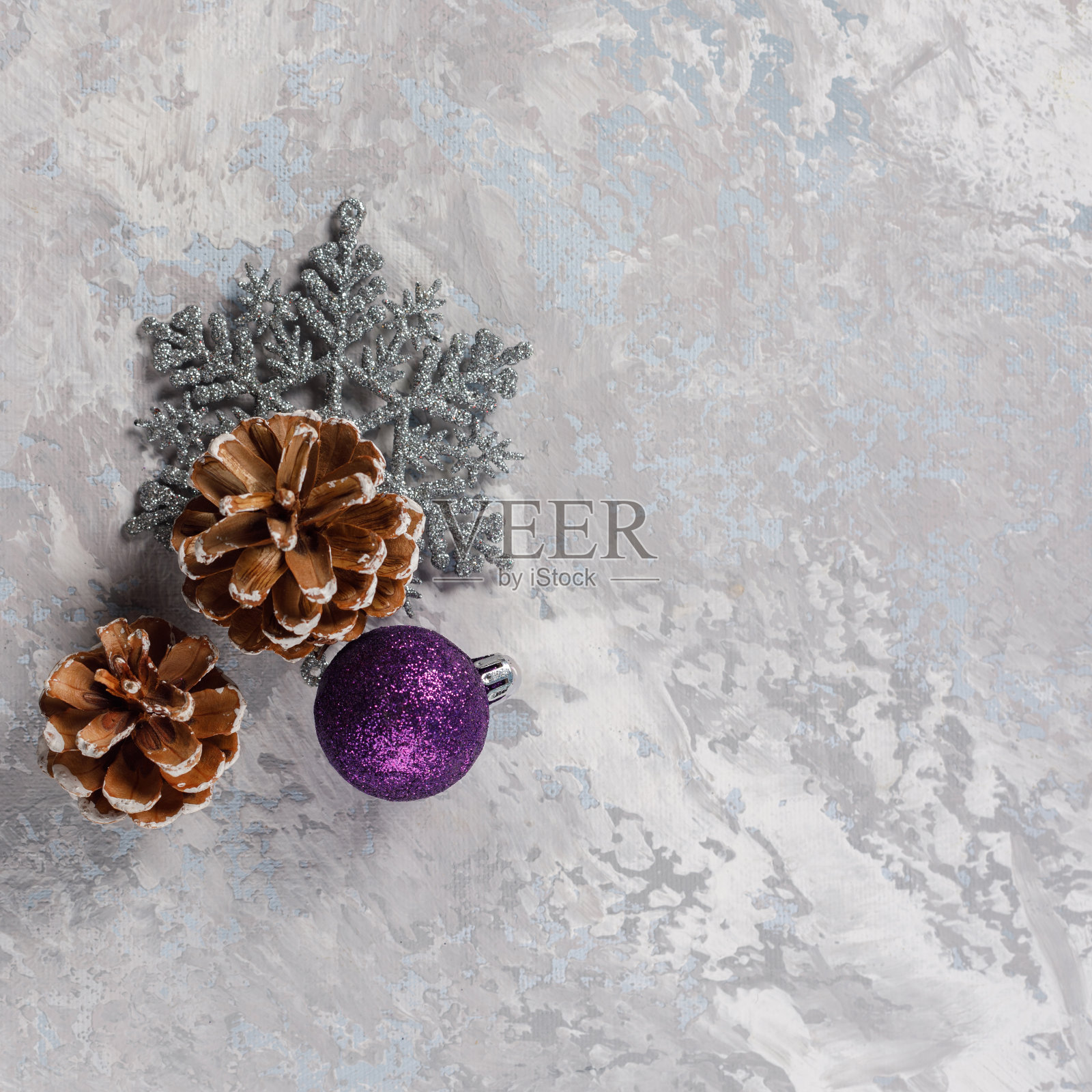 灰色背景上的雪松蛋筒和圣诞球。新年和圣诞节的装饰。照片摄影图片