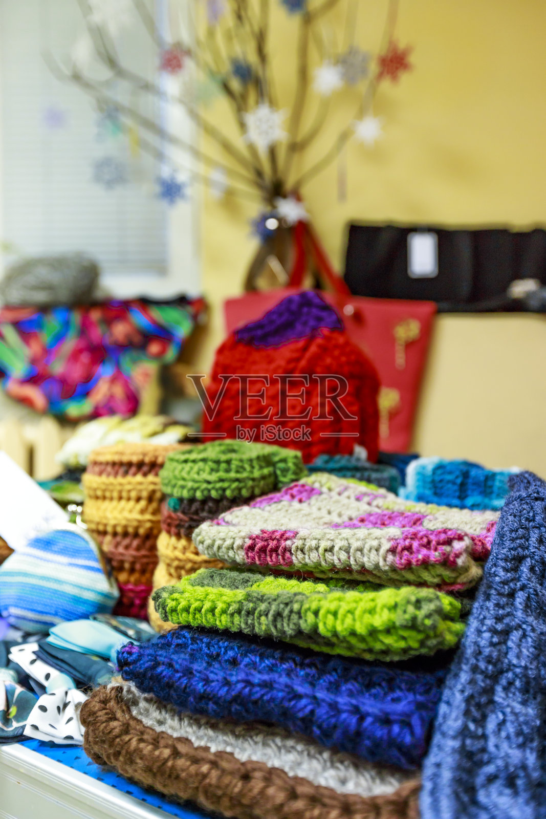 一堆手工制作的冬季披肩照片摄影图片