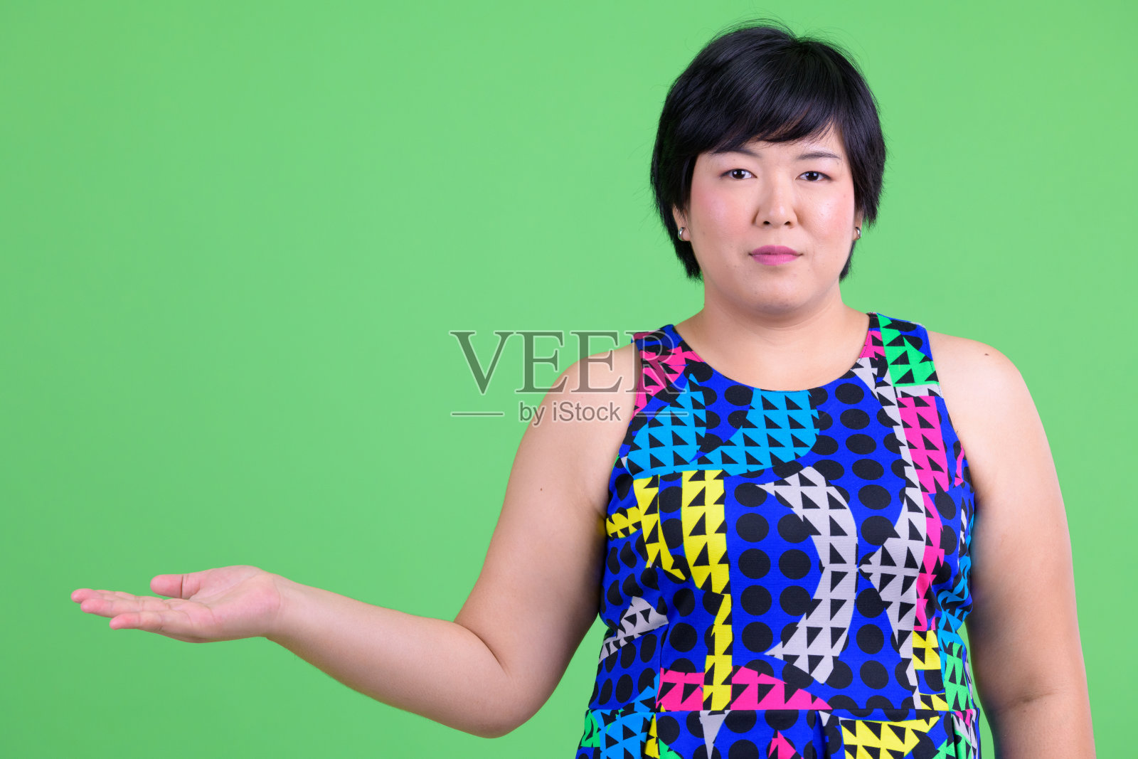 年轻美丽的超重亚洲女人显示准备派对的东西照片摄影图片