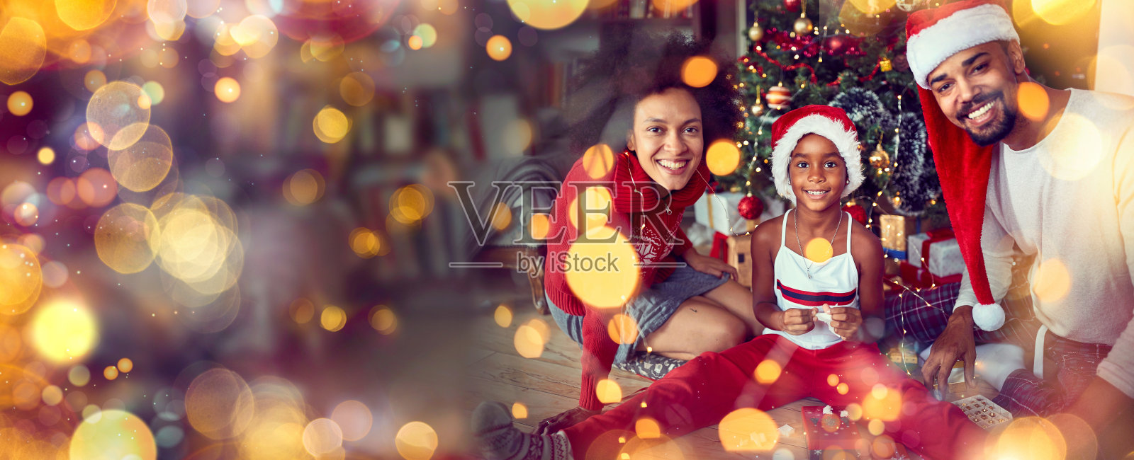 欢乐的家庭和孩子在圣诞节。照片摄影图片