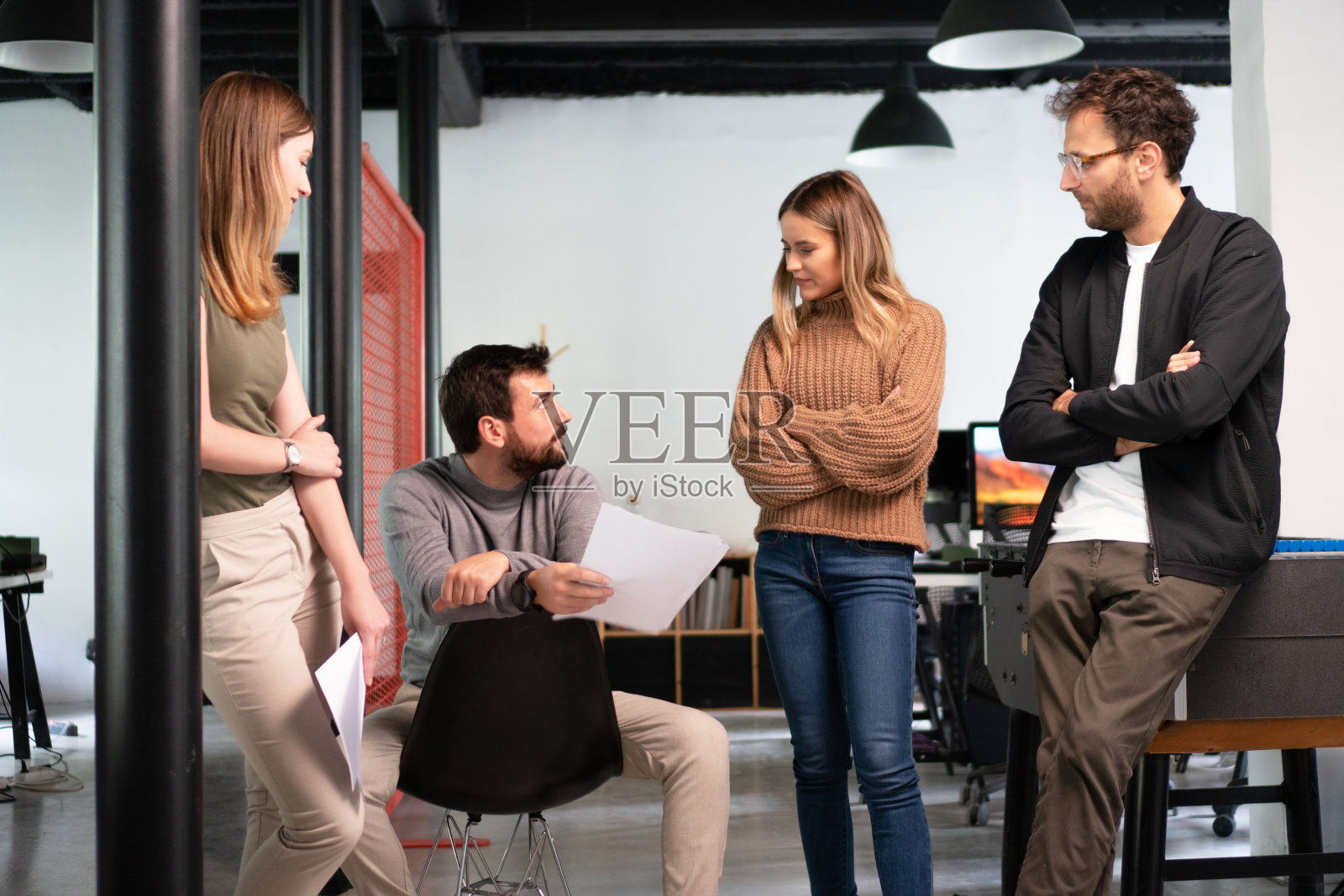 有创造力的人谈论新想法照片摄影图片