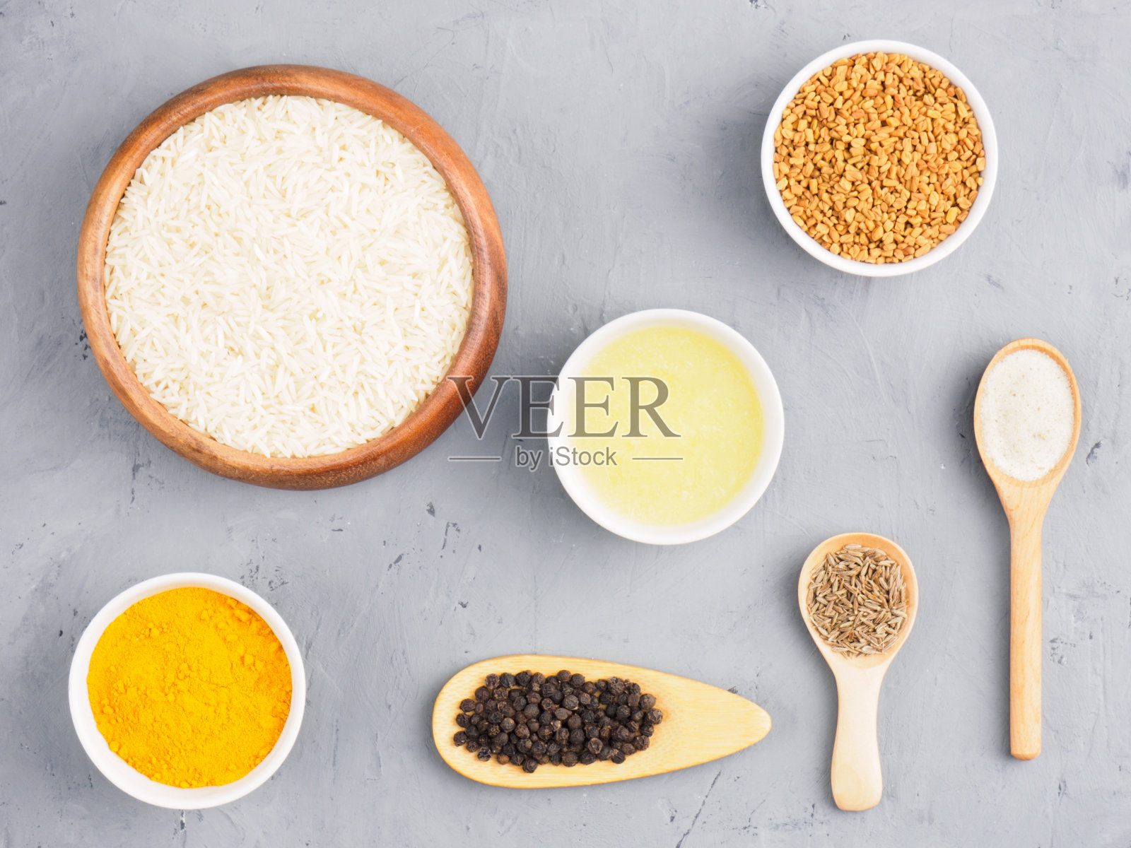 制作印度香米的原料:黄油,孜然,胡芦巴,姜黄,盐,黑胡椒。健康饮食的概念照片摄影图片
