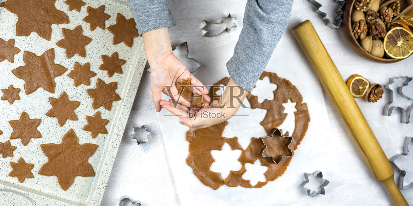 孩子使饼干照片摄影图片