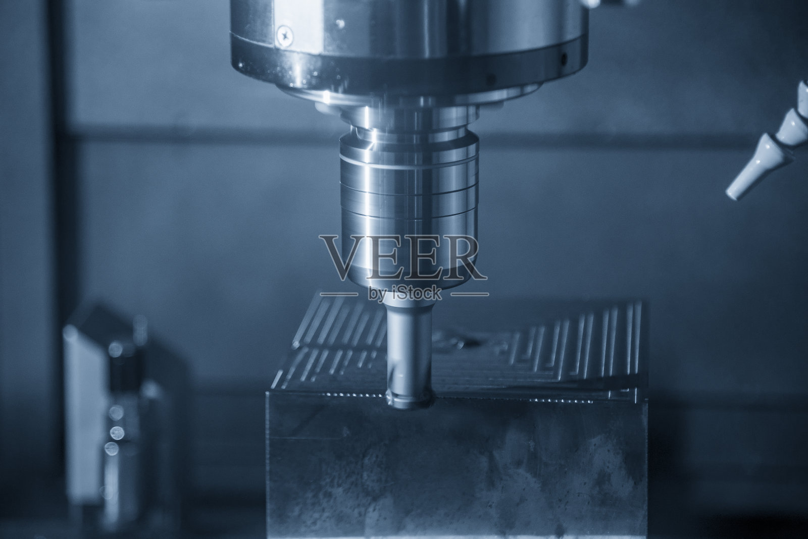 数控铣床采用可转位整体球立铣刀对注塑模具零件进行精加工。照片摄影图片