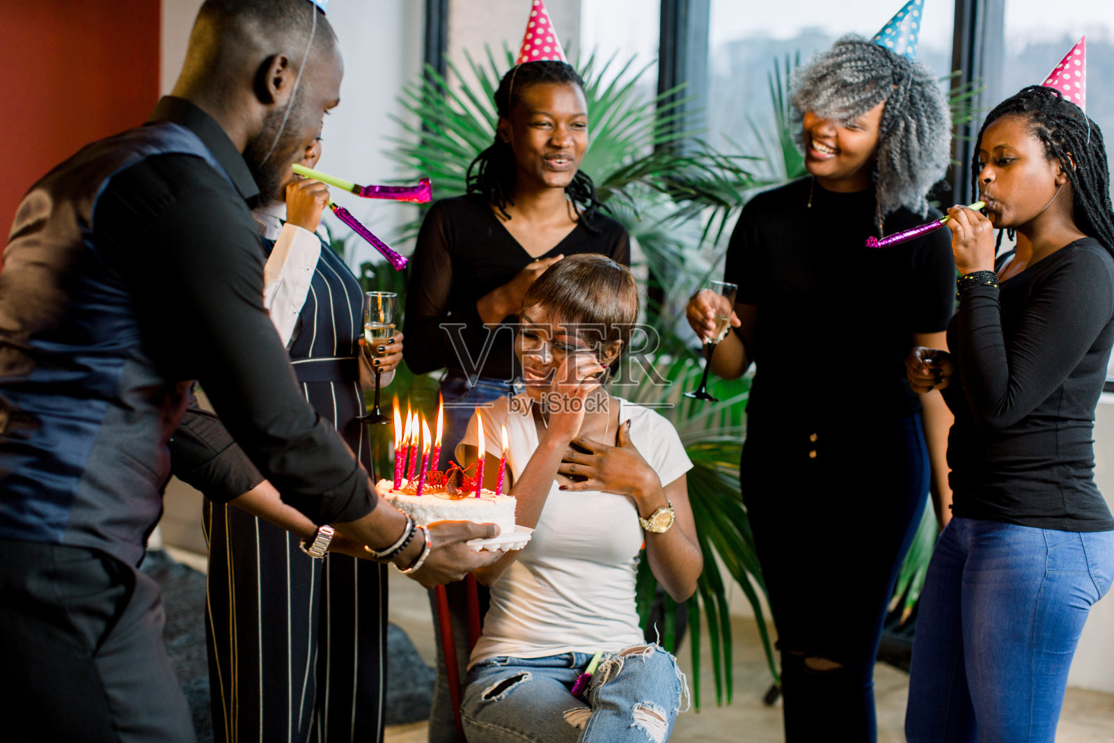 一群快乐的非洲年轻人在庆祝生日,一起玩乐照片摄影图片