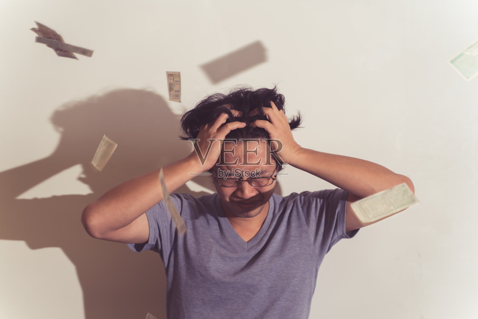 一个男人感到沮丧照片摄影图片