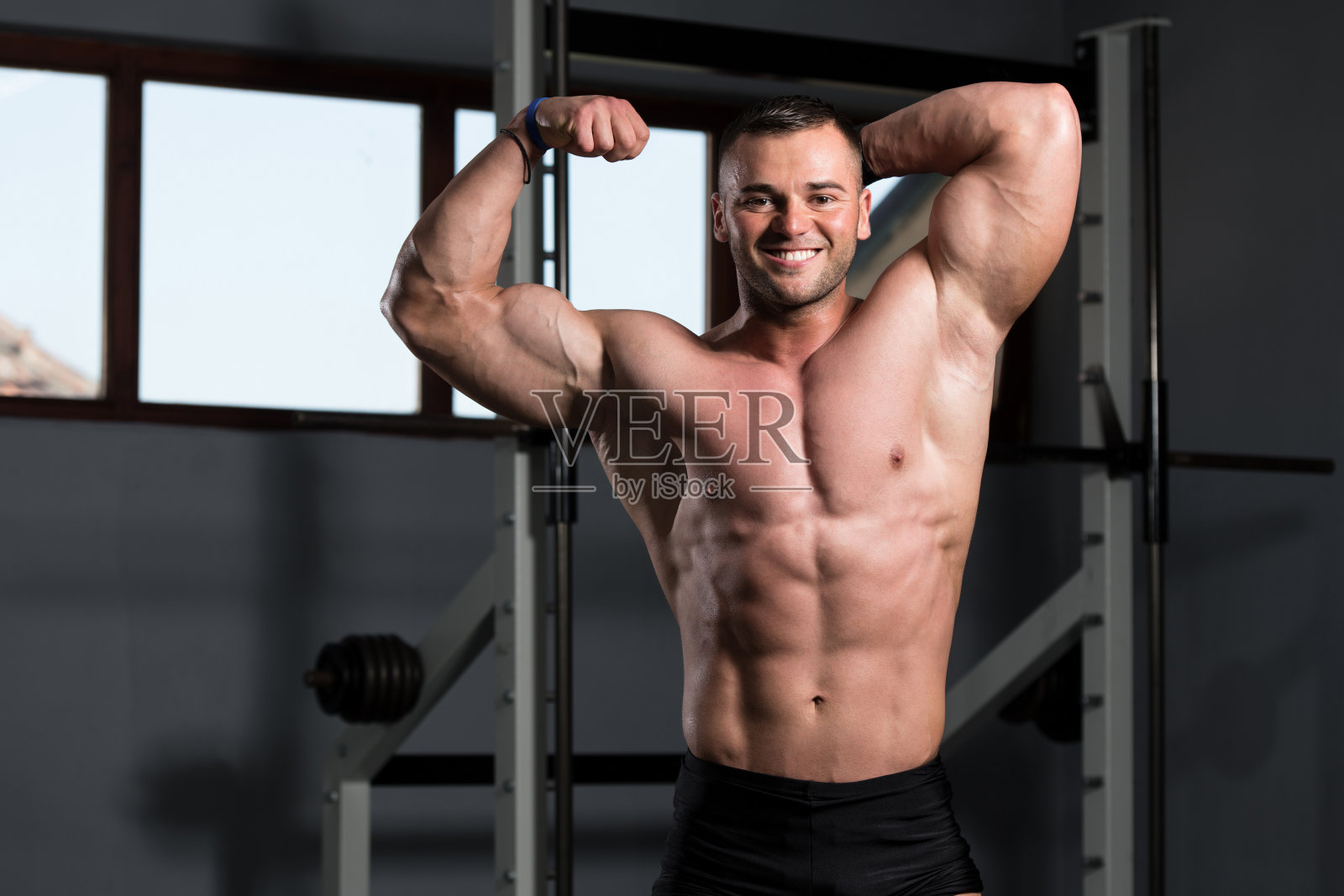 一个身体健康、肌肉发达的年轻人的肖像照片摄影图片