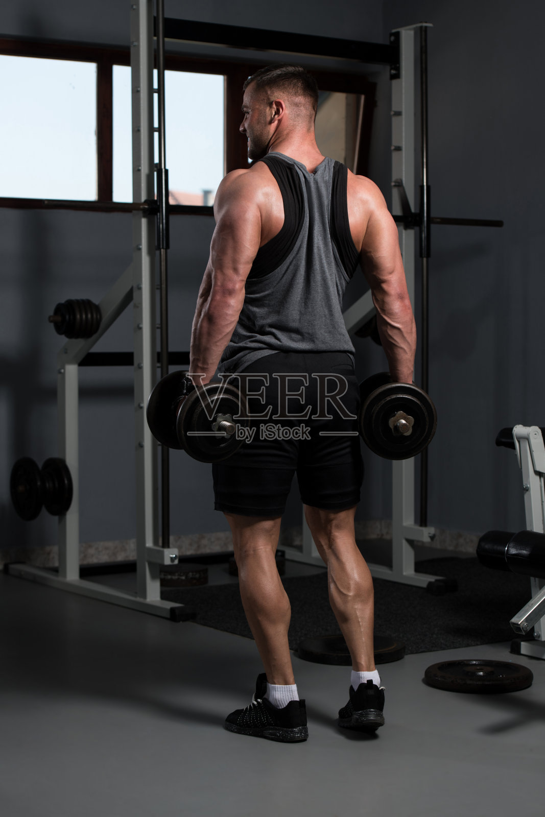 手握重物的健康男子照片摄影图片