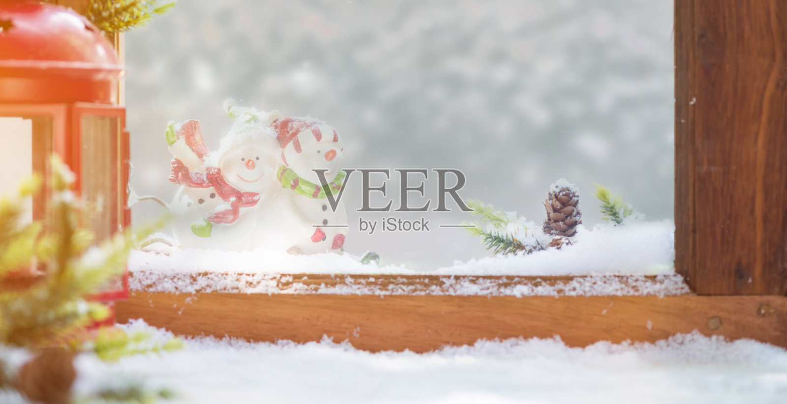 圣诞快乐,新年快乐。冬季与圣诞装饰和户外雪景照片摄影图片