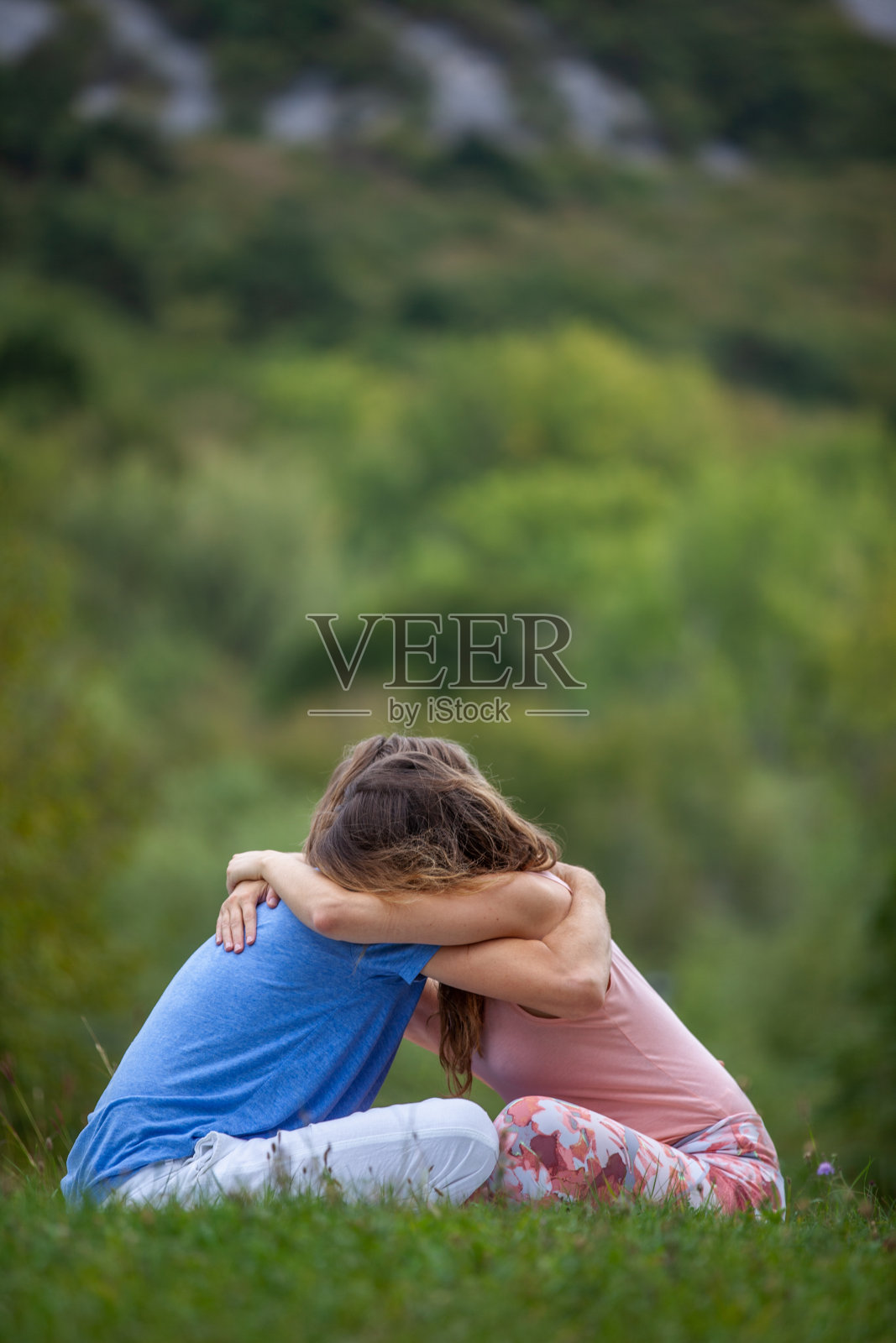 年轻情侣在冥想结束时拥抱照片摄影图片