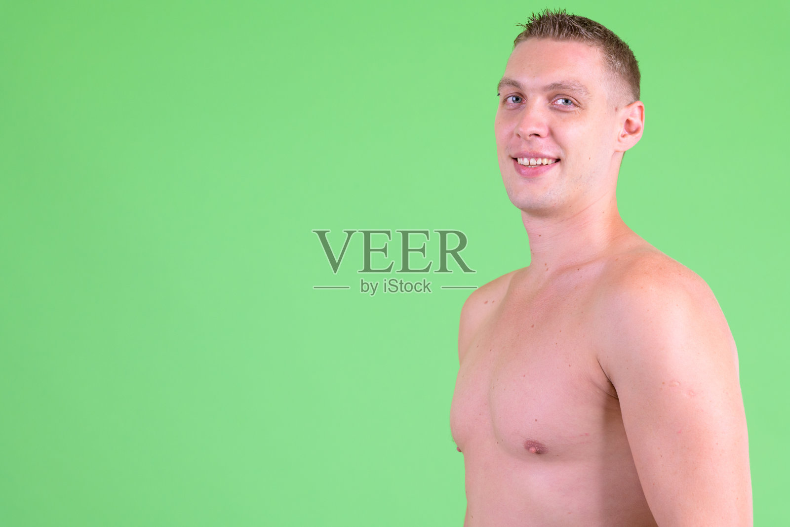 特写的侧面视图,快乐的赤膊青年男子看在相机照片摄影图片