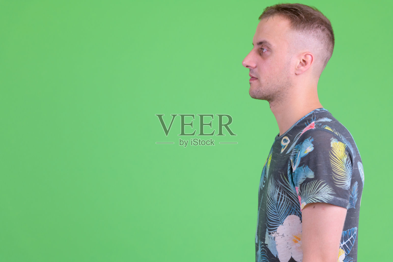 特写侧面的英俊男子与休闲服装照片摄影图片