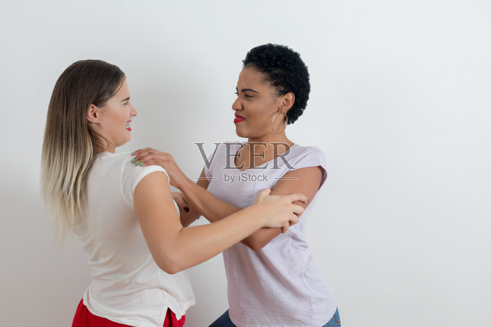 演播室里有两个咄咄逼人的女孩照片摄影图片