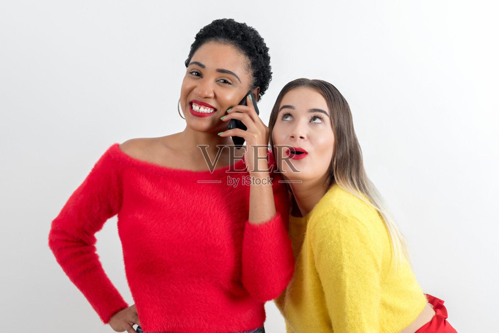 快乐的女人喜欢电话聊天照片摄影图片