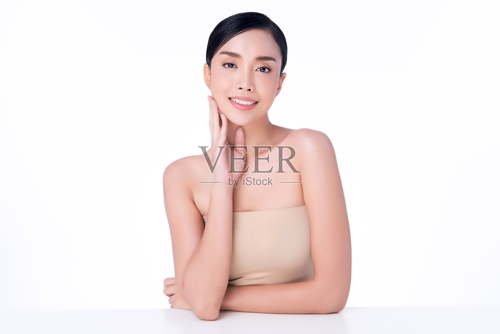 美丽年轻的亚洲女人与清洁新鲜的皮肤。面部护理,面部护理,白底,美容和化妆品的概念照片摄影图片