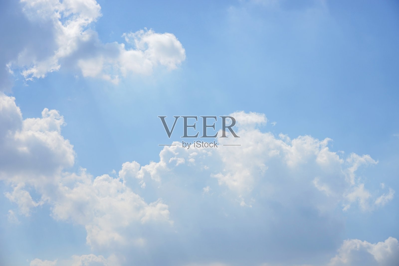 晴朗天空中的阳光照片摄影图片