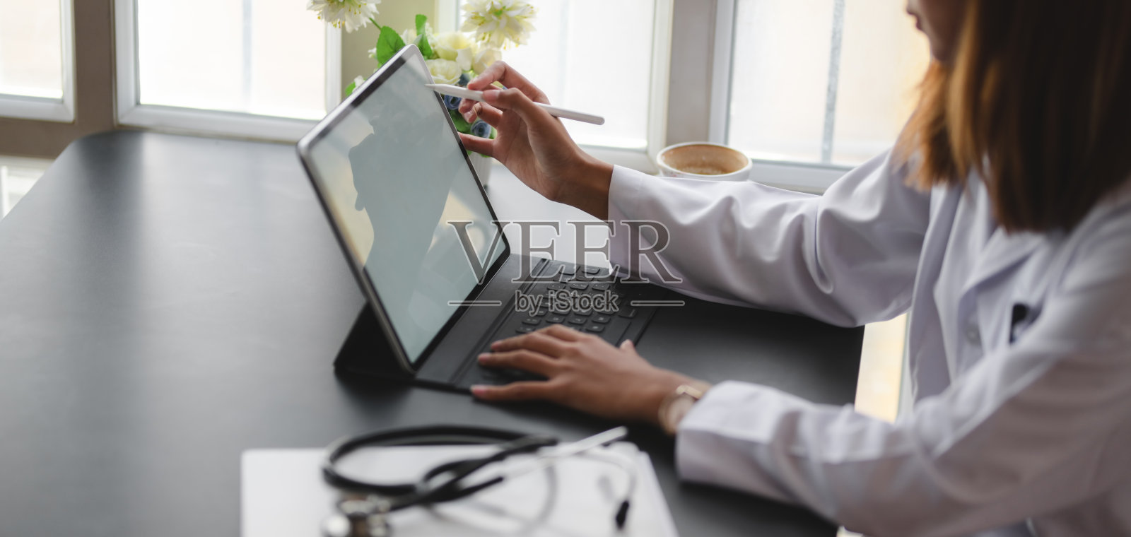 年轻女医生在医疗图表和文件上工作的剪发镜头照片摄影图片