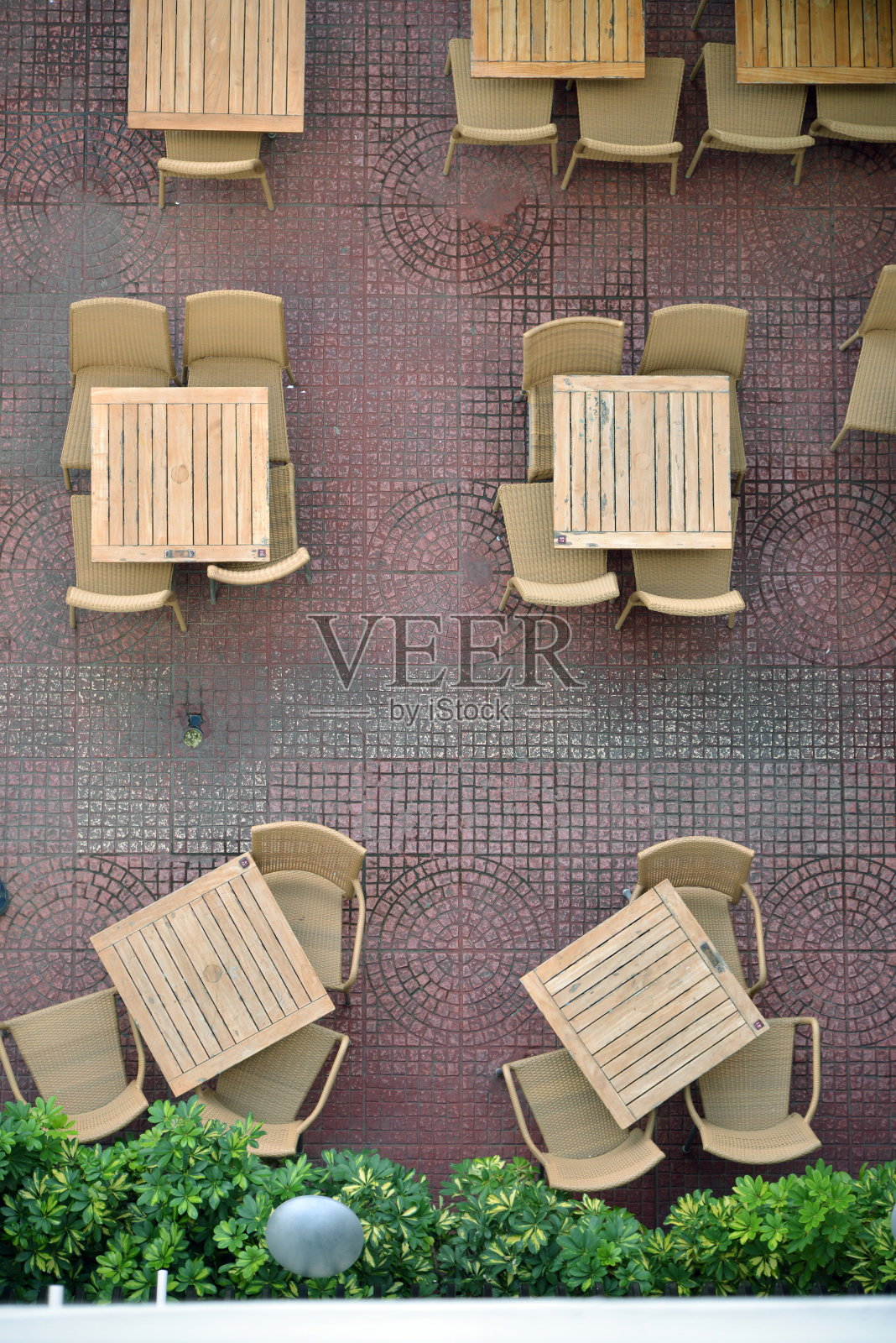 街上餐馆的桌椅照片摄影图片