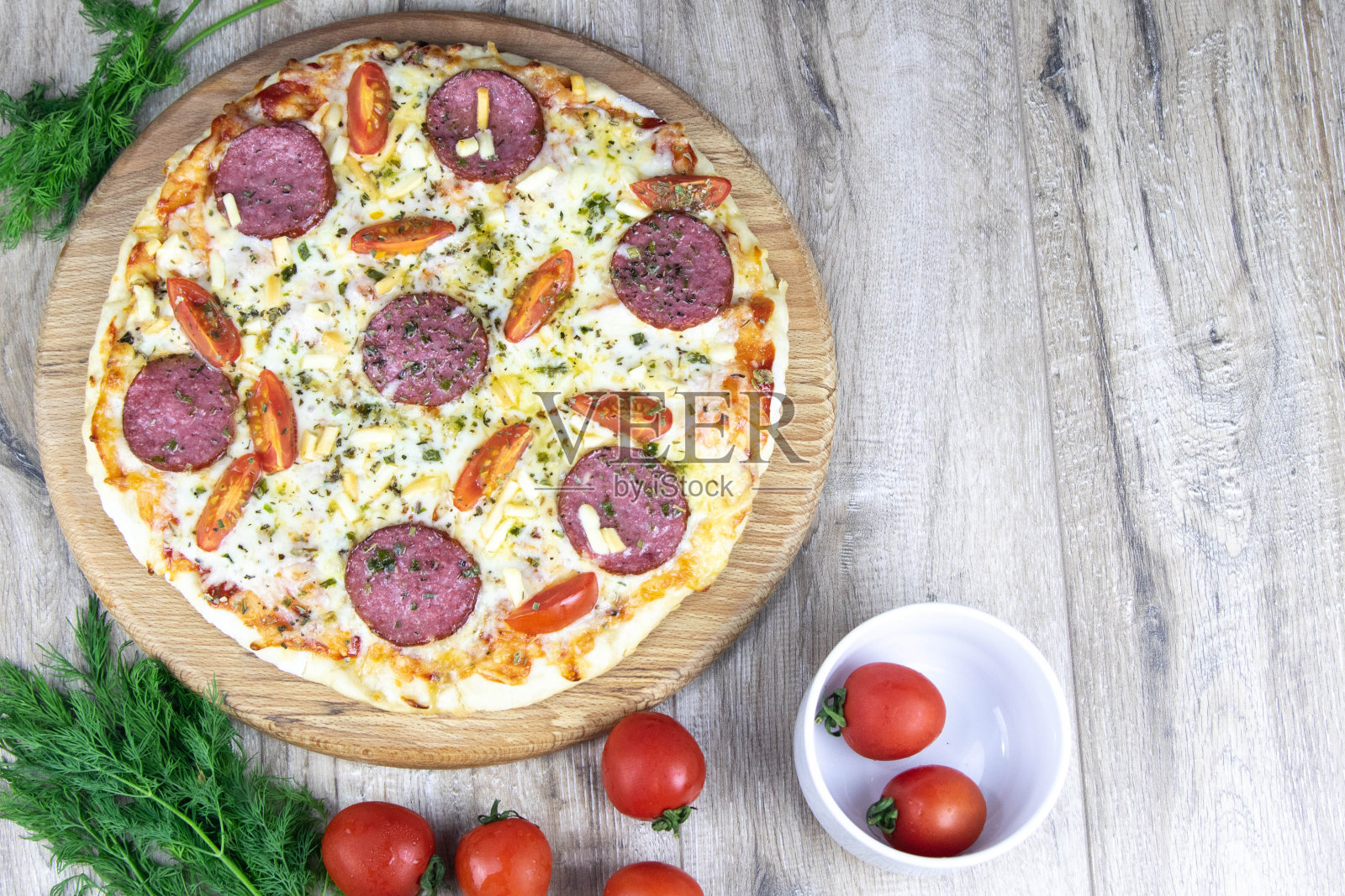 大块肉披萨,配培根、香肠、意大利腊肠、意大利辣香肠和橄榄,切成圆片照片摄影图片