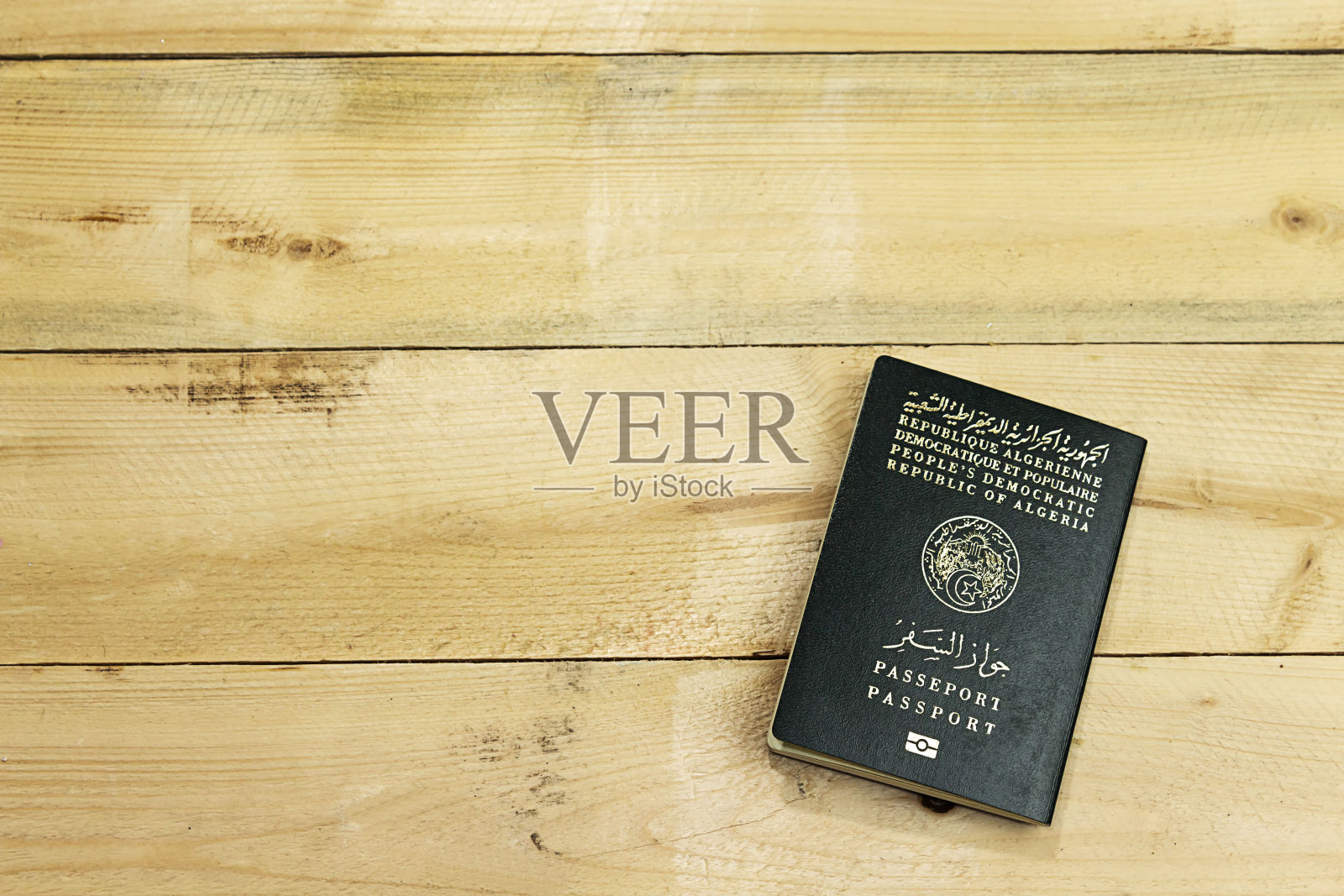 木制背景护照照片摄影图片