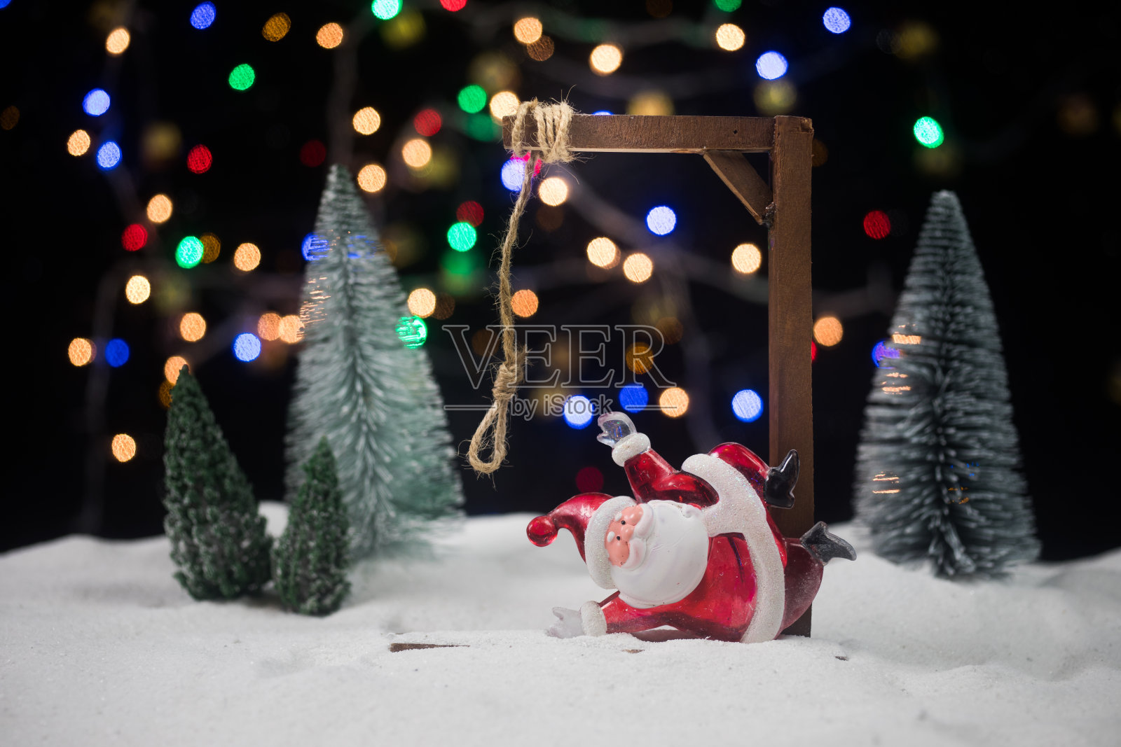 一个圣诞老人小雕像挂在墙上的复印空间为新年照片摄影图片