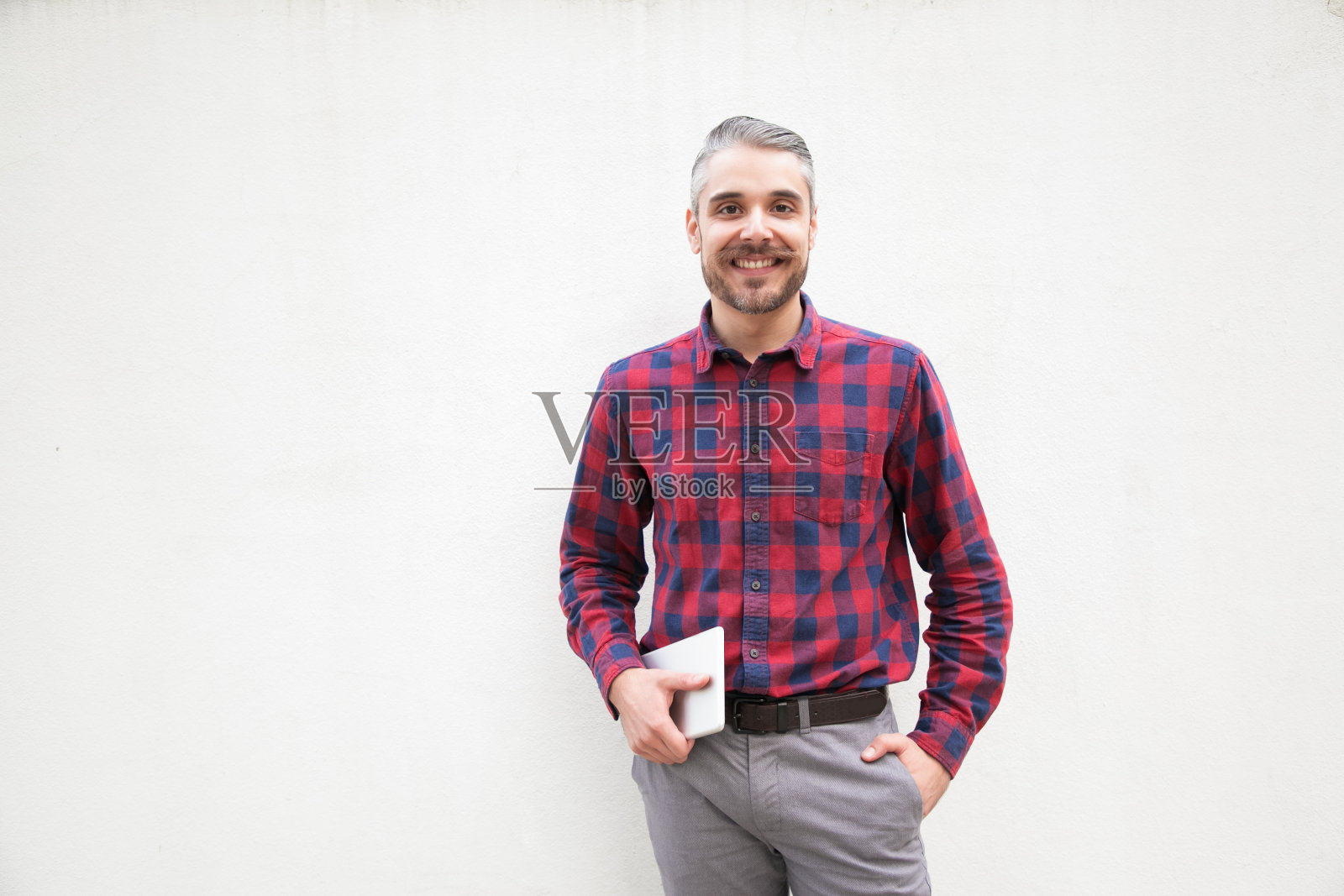 带着数码平板看相机的快乐男人照片摄影图片