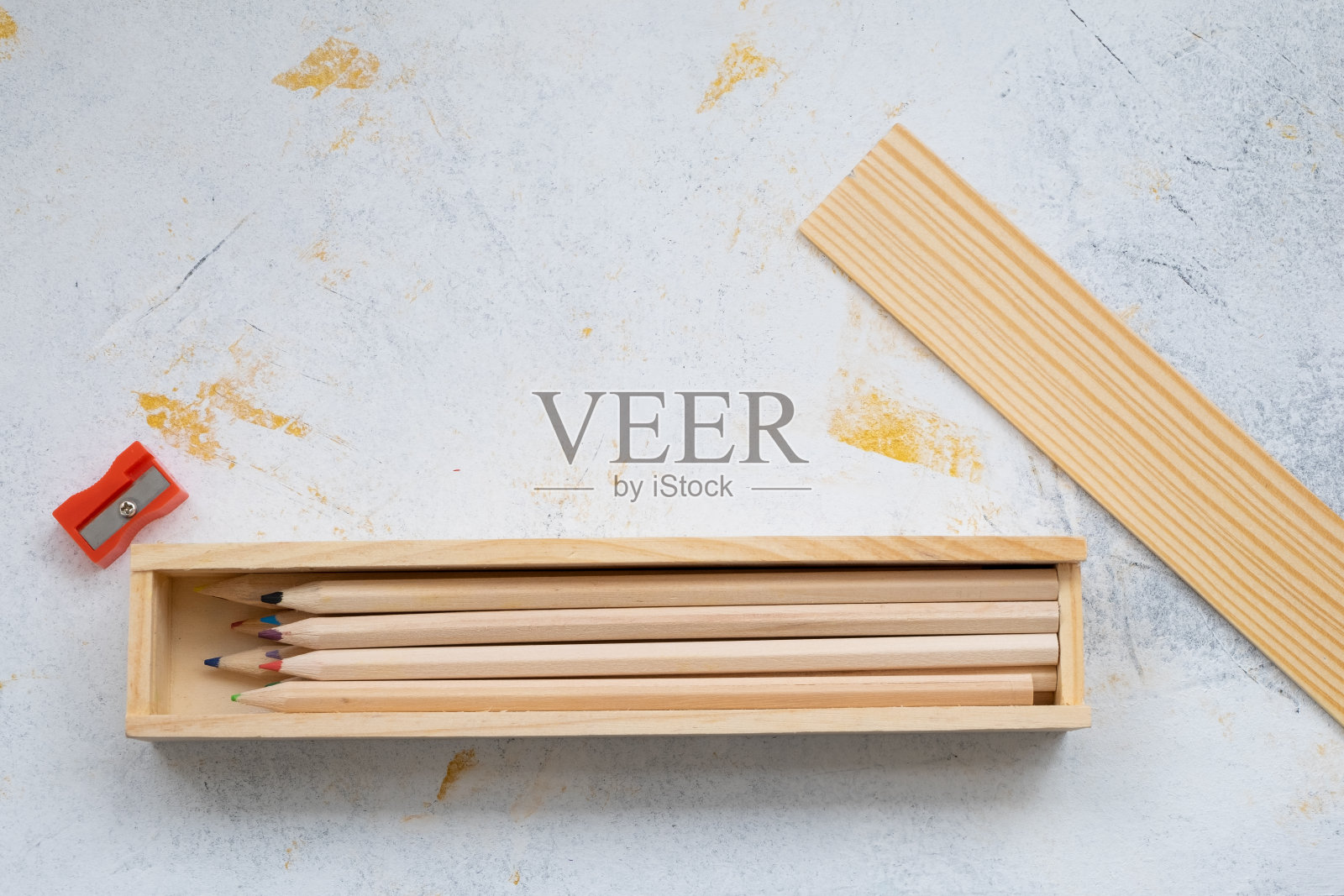 木制铅笔盒,里面有彩色铅笔,供学生回学校用照片摄影图片