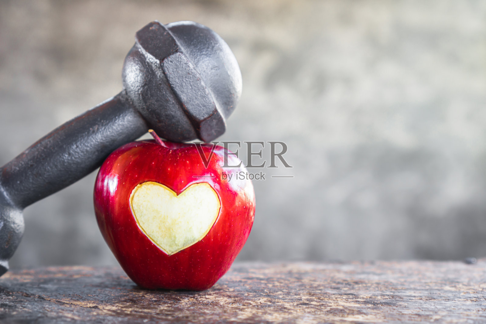 红苹果配哑铃,运动节食,心脏健康的理念照片摄影图片