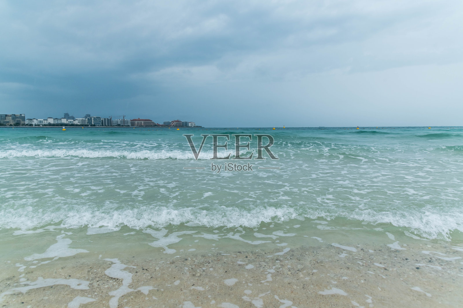 戏剧性的多云天空和雷暴,阿拉伯联合酋长国迪拜朱美拉海滩的海浪照片摄影图片