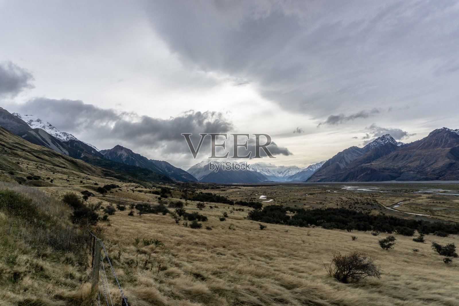 在多云的天气下徒步前往库克山照片摄影图片