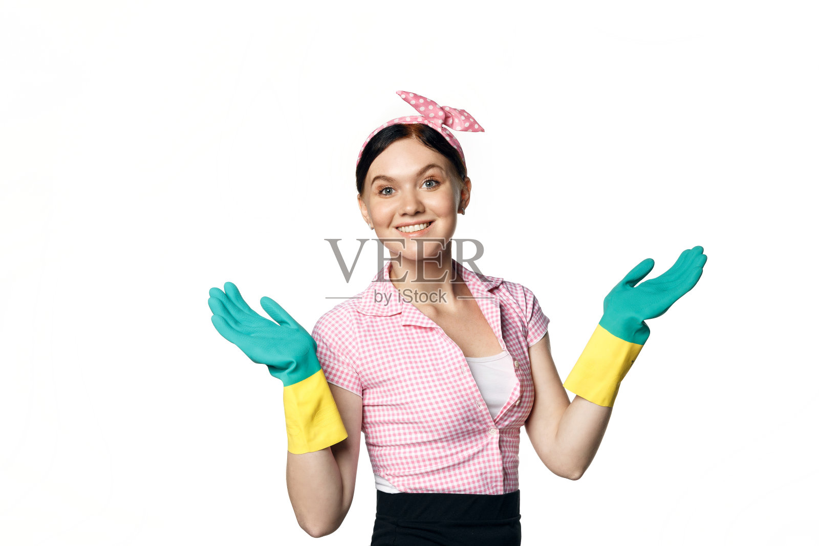 身穿粉色衬衫、戴着清洁用橡胶手套的时尚女郎,笑容满面照片摄影图片