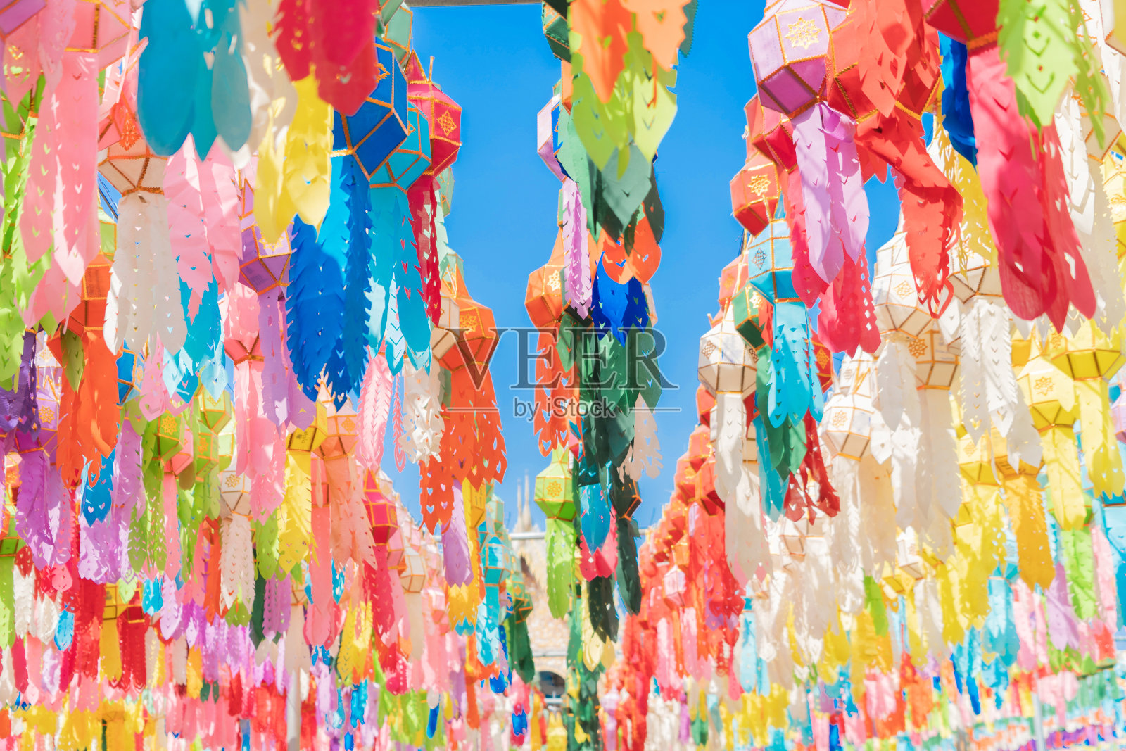 彩灯或彩灯在旅游旅游和假日度假的概念。传统节日,在哈利库尔猜寺,兰汶,泰国。亚洲的传统仪式。庆祝活动照片摄影图片