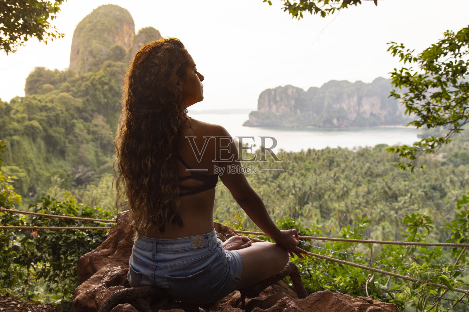 拉丁女性,长发,莲花坐姿,在雷莱海滩视点照片摄影图片
