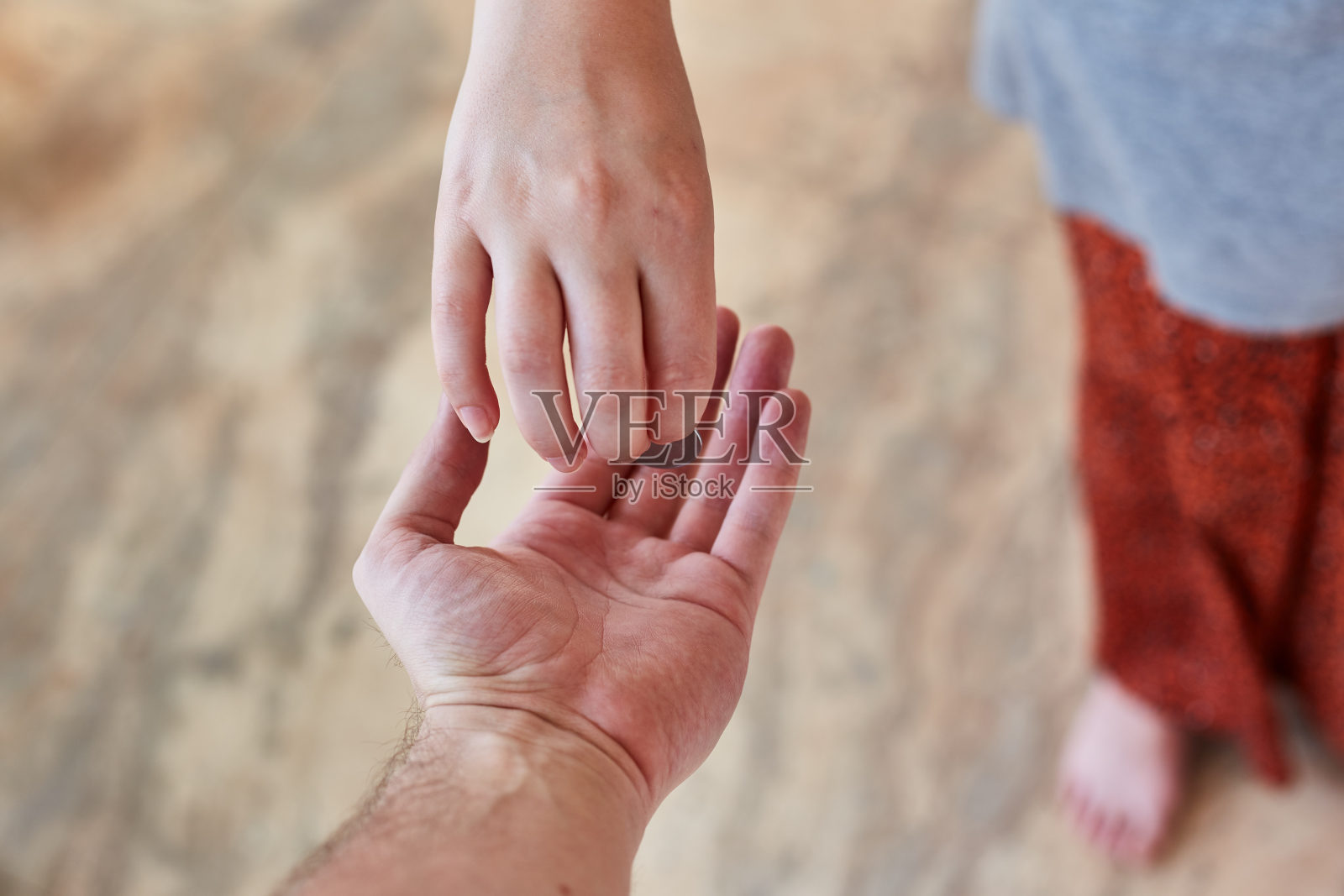 一个人捐钱给乞丐照片摄影图片