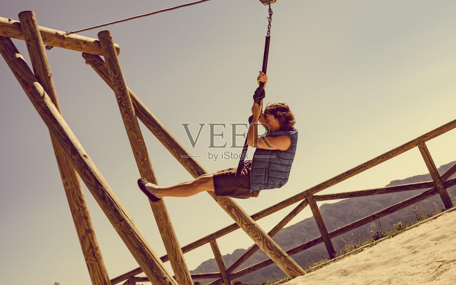 成年女子在滑索上玩得很开心照片摄影图片