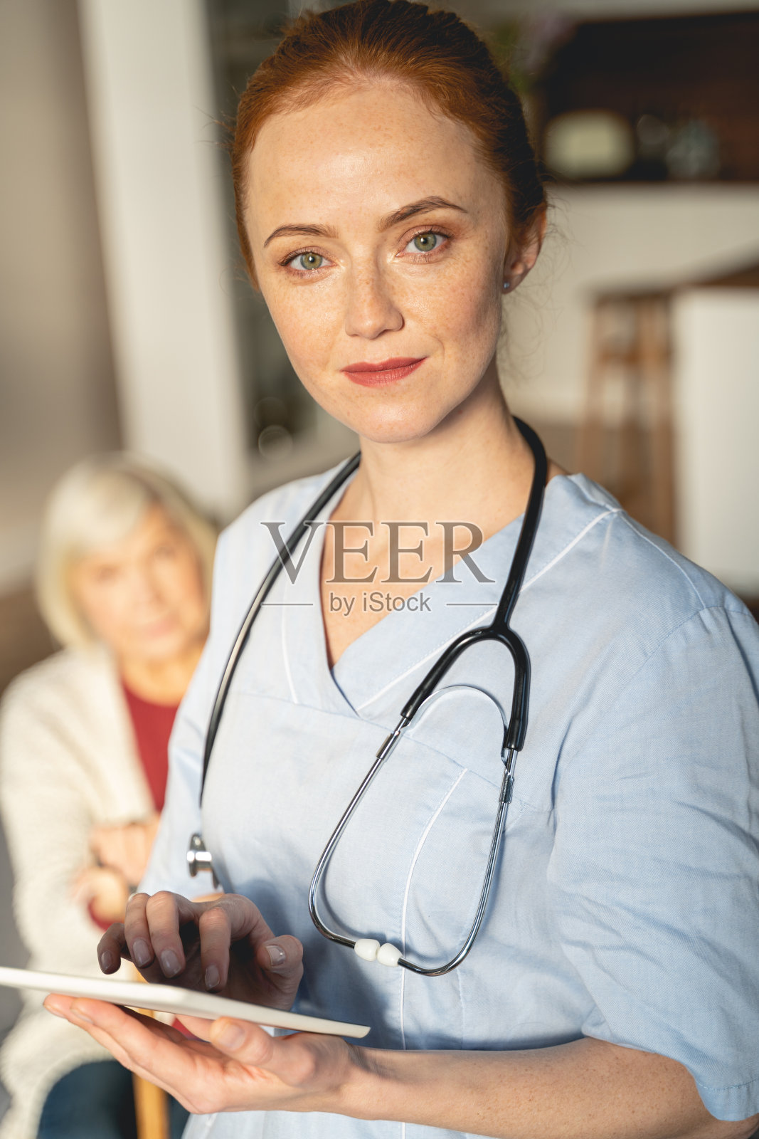 慈祥医生的肖像看着相机照片摄影图片