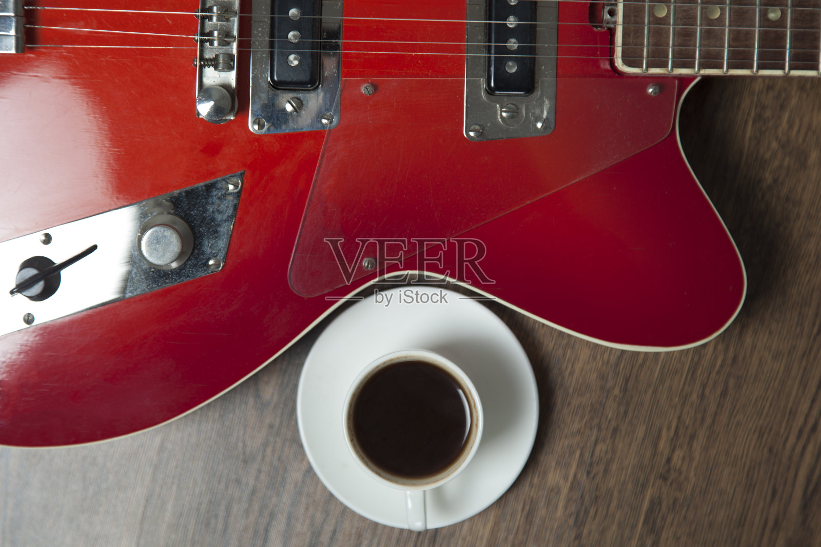 红吉他配咖啡照片摄影图片