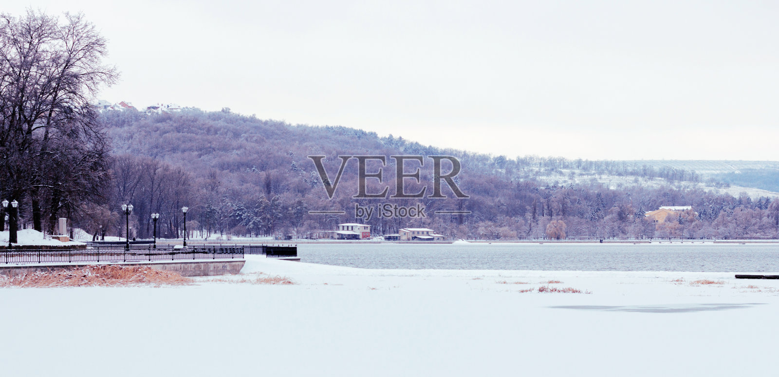 人们在上面散步的结冰的湖和公园照片摄影图片