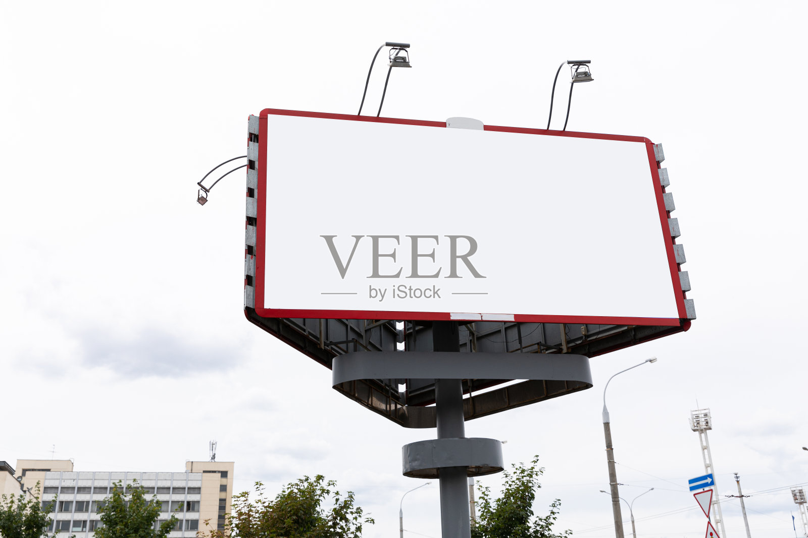 空的广告牌与红色框架和商业广告的copyspace。照片摄影图片